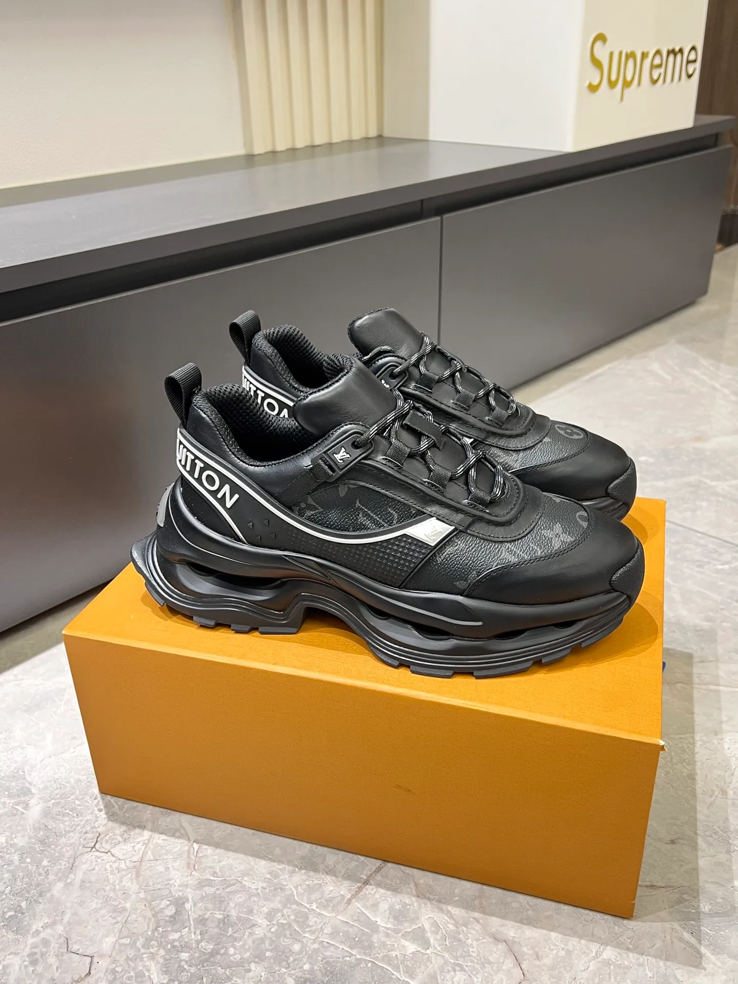 p600 "LOUI* VUITTO*" popular men's casual shoes, genuine development in Italy 💯Purchasing level quality ✔️The upper is made of first-layer cowhide, comfortable and soft sheepskin feet ⚡️ Fashionable and versatile, the toe last shape is firm and full, the soles are made from original LV molds and can be freely entered and exited the counter. Light and comfortable on the feet~Purely handmade, details determine quality! Size:39-44!